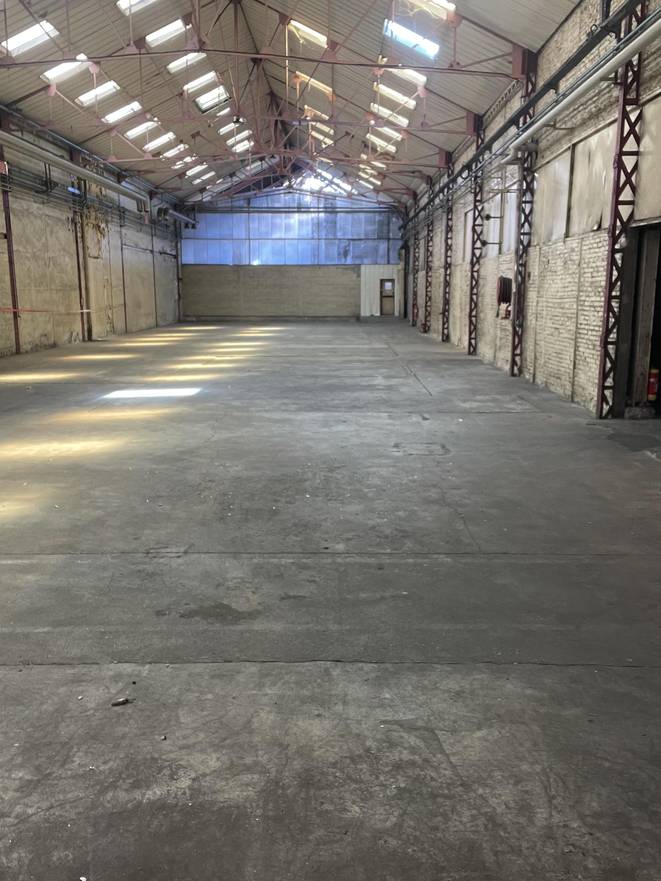 Entrepôt spacieux à Bastos