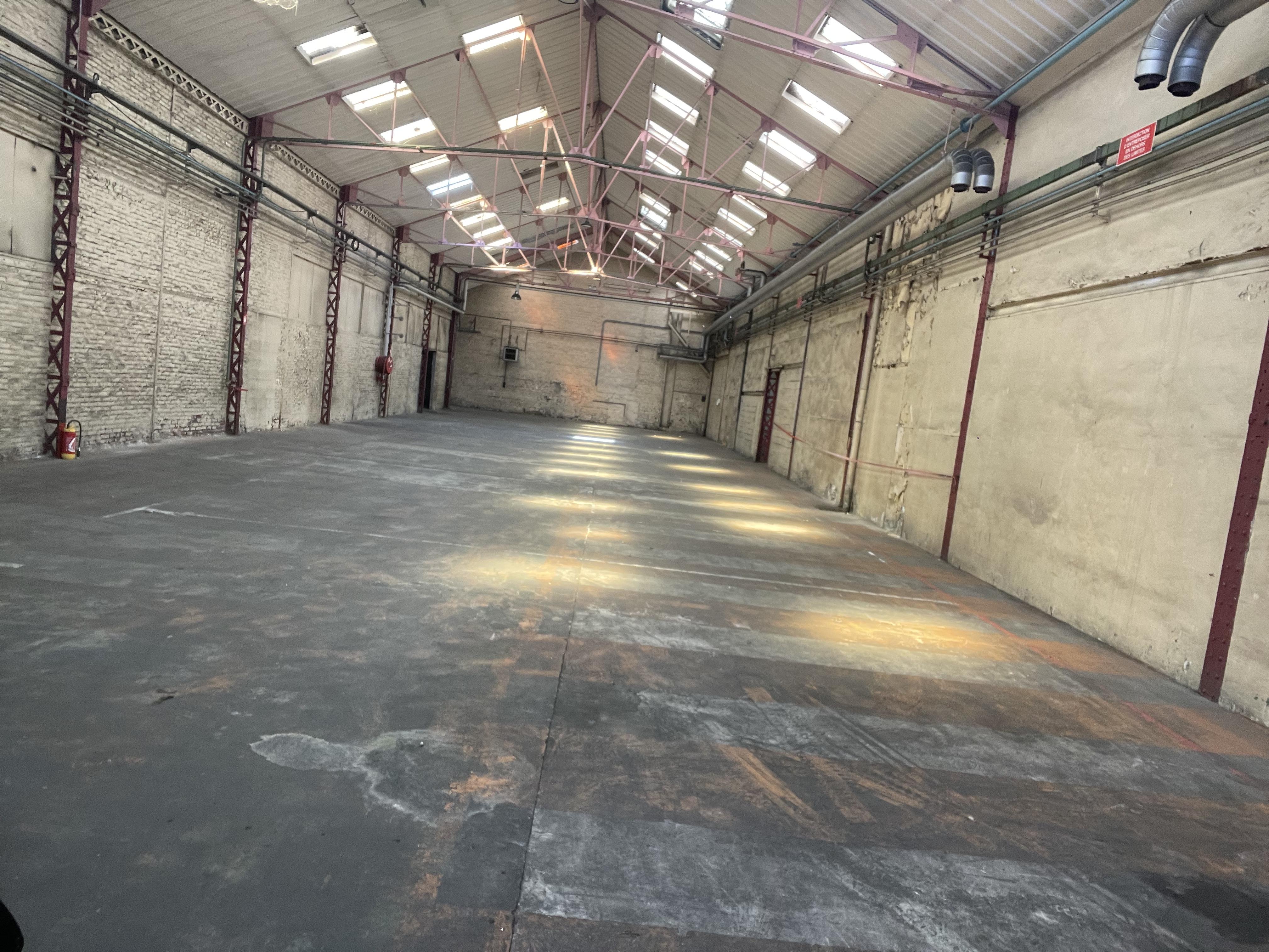 Entrepôt spacieux à Bastos - Image 2