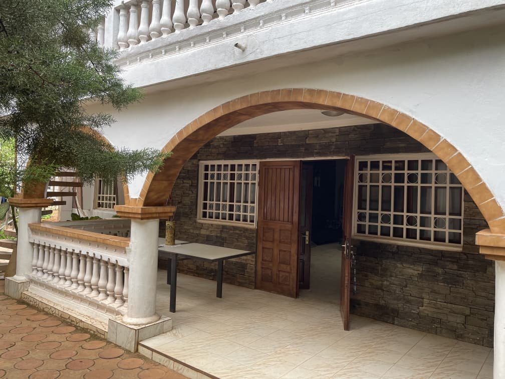 Maison meublée de 2 chambres avec grand salon | Location courte et longue durée au Cameroun