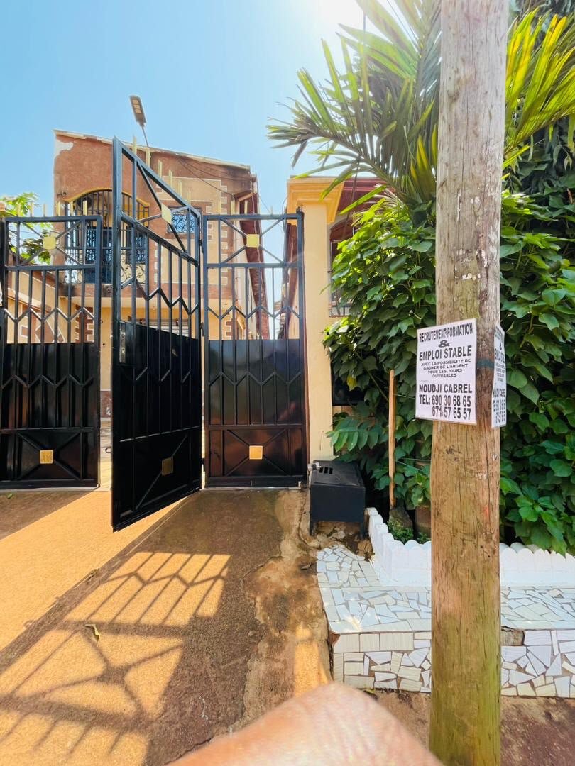 Appartement moderne meublé Wi-Fi • Parking •Nkozoa