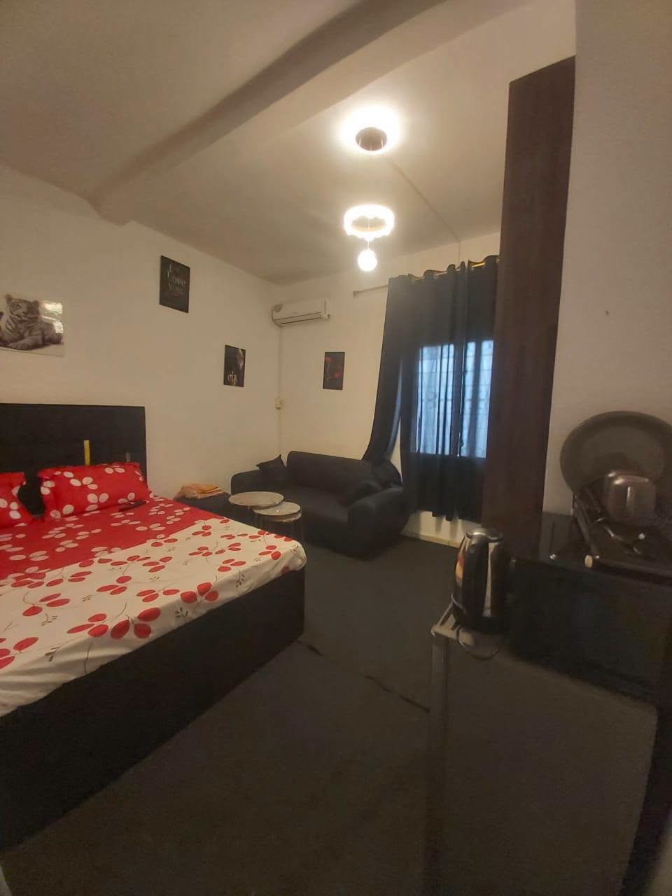 Fond de chambre meublé à vendre à Ngoa Ekelle