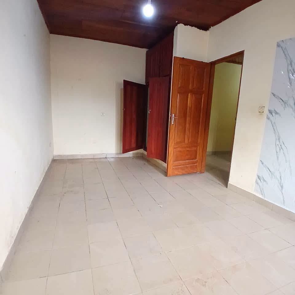 Duplex à louer situé à Biyem assi Tam-tam — photo 3