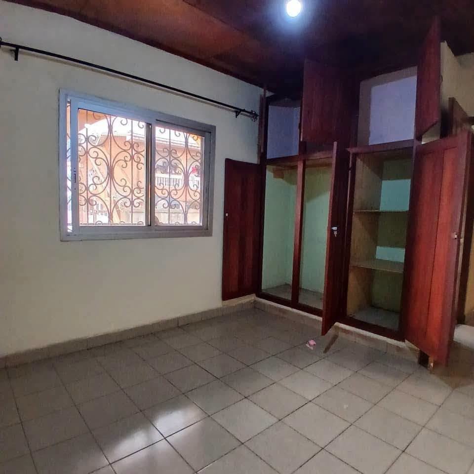 Duplex à louer situé à Biyem assi Tam-tam — photo 8